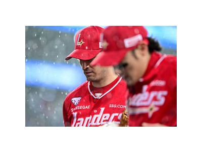 삼성-SSG 준플레이오프 경기 비로 중단돼 팬들 실망