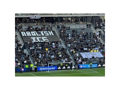 LA FC 팬들 트럼프 반대 시위에 나서