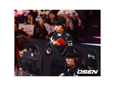 KT 배구단 선수들 4강 진출에 환호