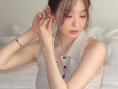 강민경 아침에 얼굴 만드는 게 귀찮다며 화보 같은 사진 올려