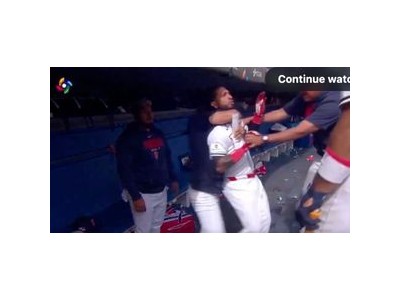 WBC 경기 중 선수 감독에 맞서고 코치에게 제지받는 충격 장면