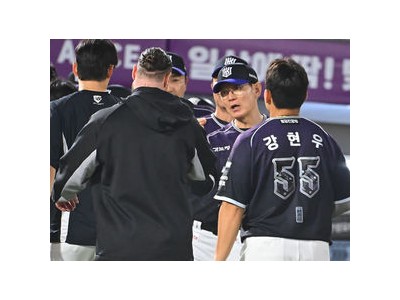 KT 위즈 4연승으로 단독 선두 롯데 맞대결서 완승