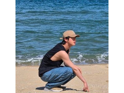 진 바닷가에서 풍덩 뛰는 반전 몸매 화제